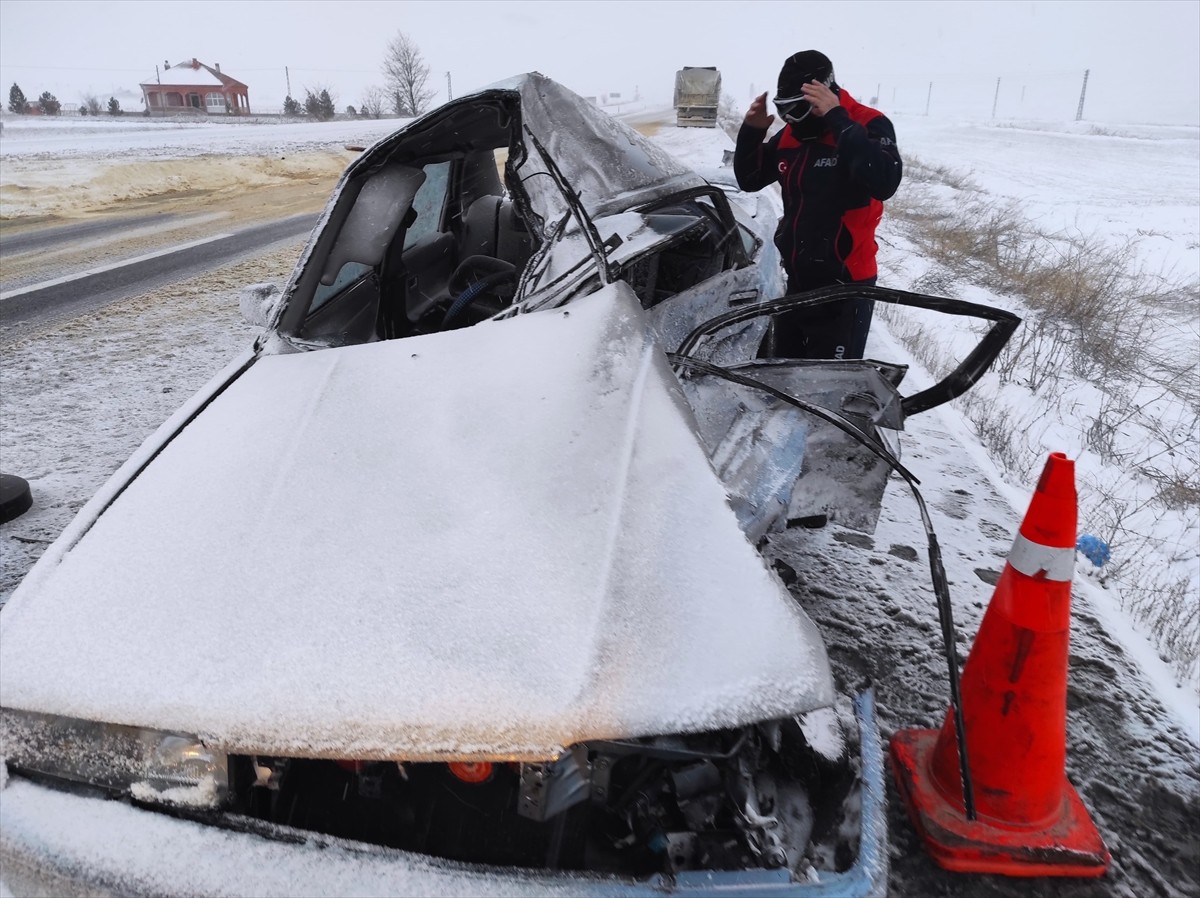 Kayseri'de tır ile otomobilin çarpışması sonucu 2 kişi hayatını kaybetti.