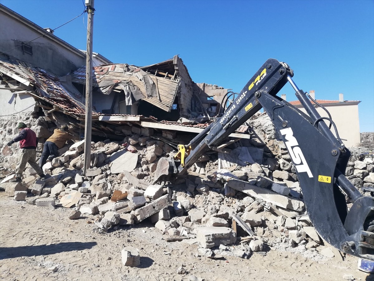 Kayseri'nin İncesu ilçesinde ahır ve üzerindeki evin çökmesi sonucu 35 küçükbaş hayvan ve 2 eşek...