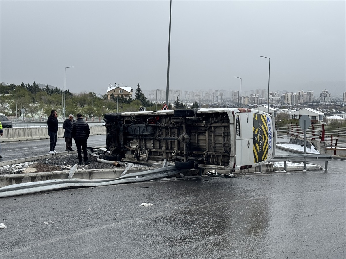 Kayseri'nin merkez Melikgazi ilçesinde buzlanma nedeniyle meydana gelen zincirleme kazada 2 kişi...