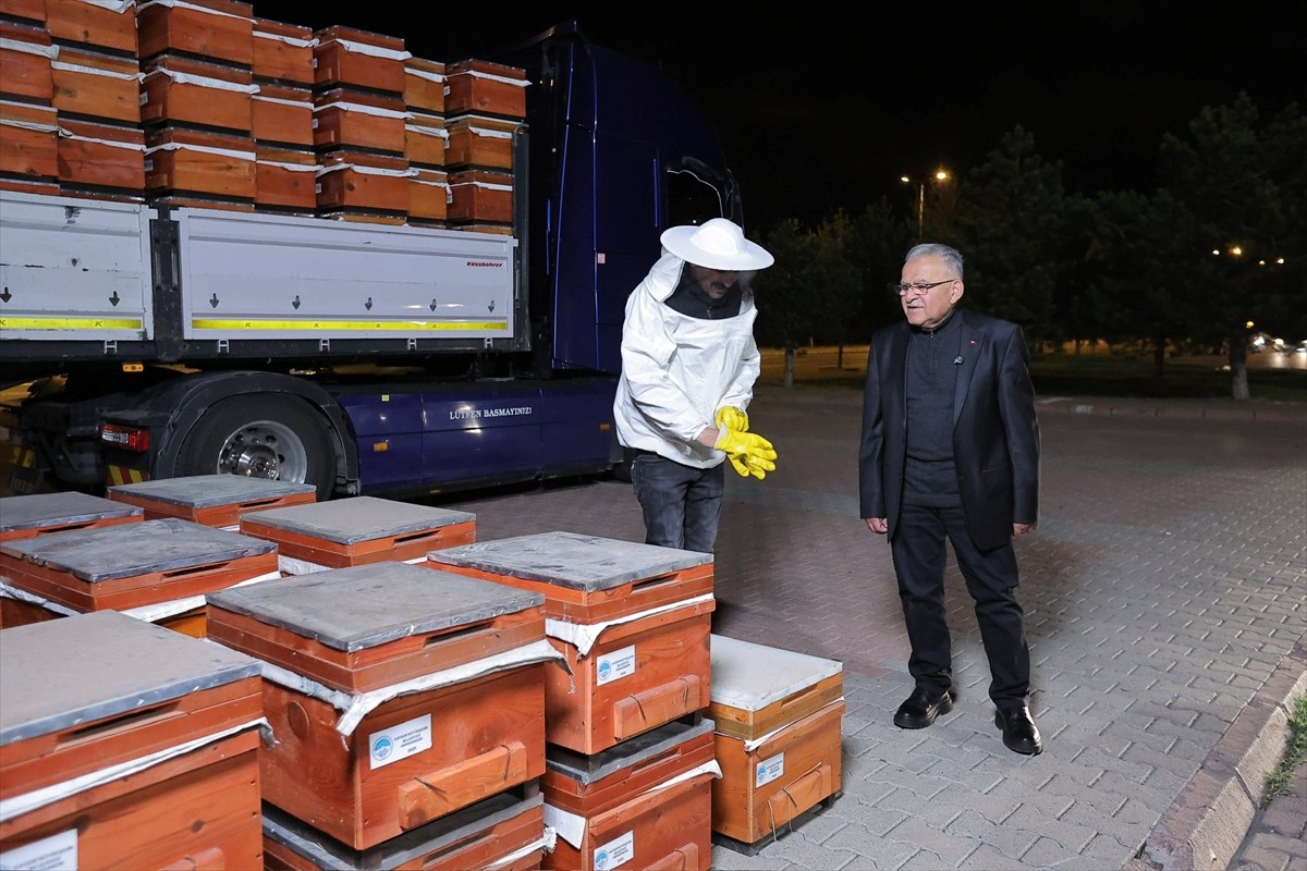 Kayseri Büyükşehir Belediyesi, kentte arıcılığın gelişimini desteklemek amacıyla 300 üreticiye 600...