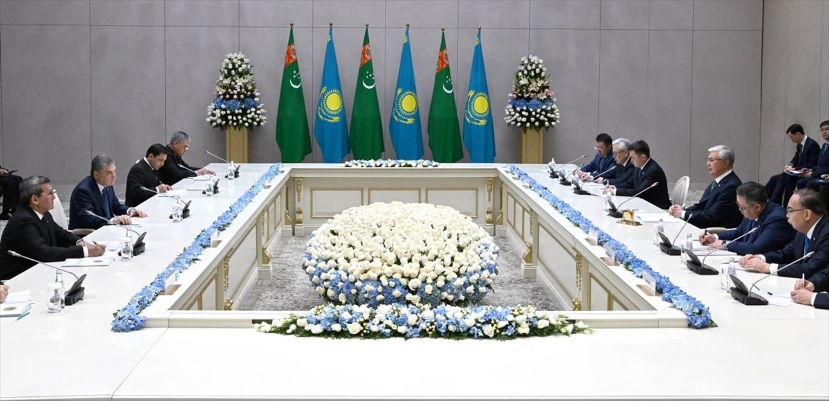 Kazakistan Cumhurbaşkanı Kasım Cömert Tokayev (sağda) ile Türkmenistan Halk Maslahatı Başkanı...