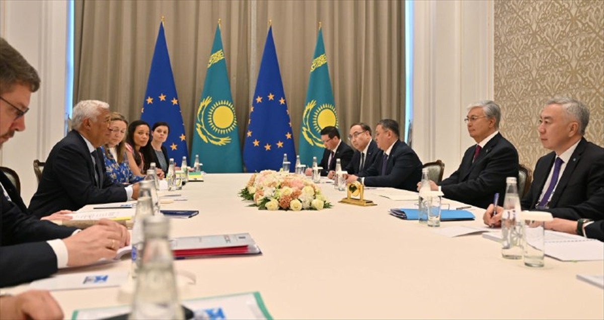 Kazakistan Cumhurbaşkanı Kasım Cömert Tokayev (solda), Birinci AB-Orta Asya Zirvesi ve "Orta Asya...