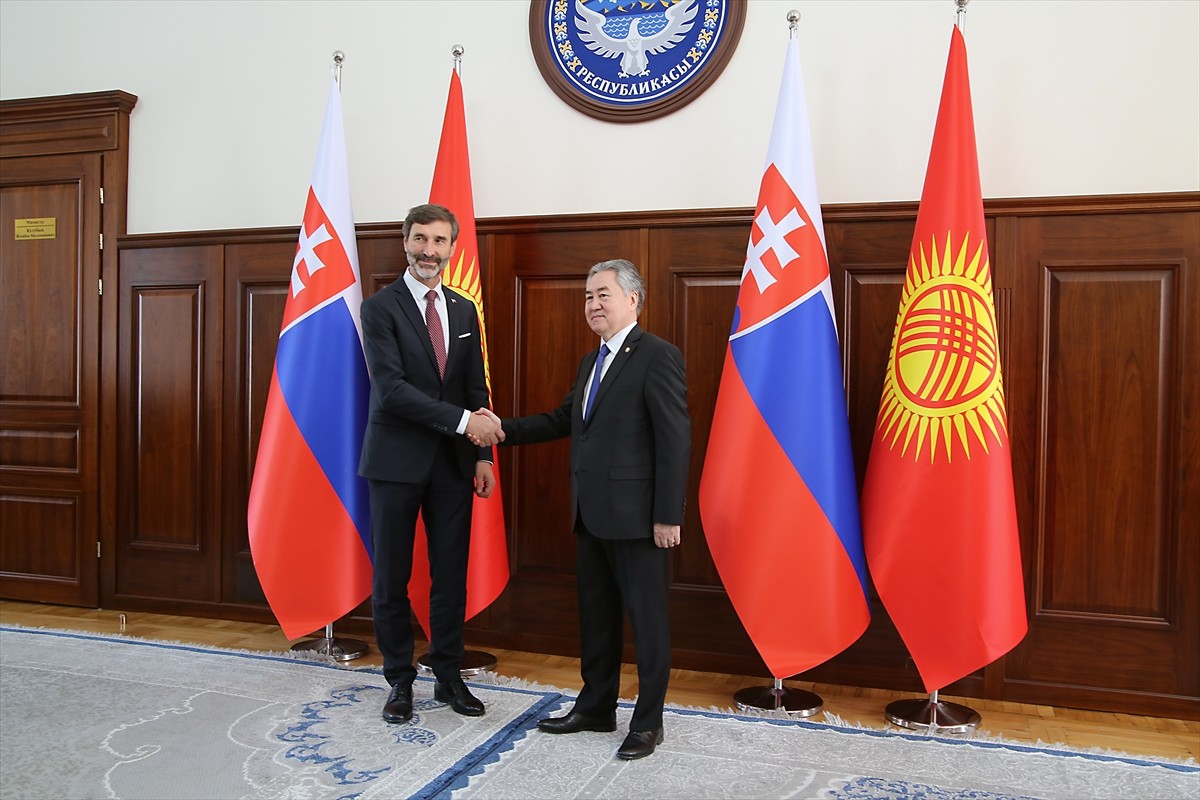Kırgızistan'a resmi ziyaret için gelen Slovakya Dışişleri ve Avrupa İşleri Bakanı Juraj Blanar...