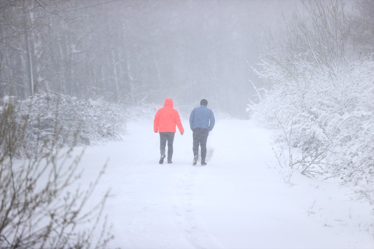 Kırklareli'nin yüksek kesimlerinde etkili olan kar yağışı yaşamı olumsuz etkilemeye devam ediyor....