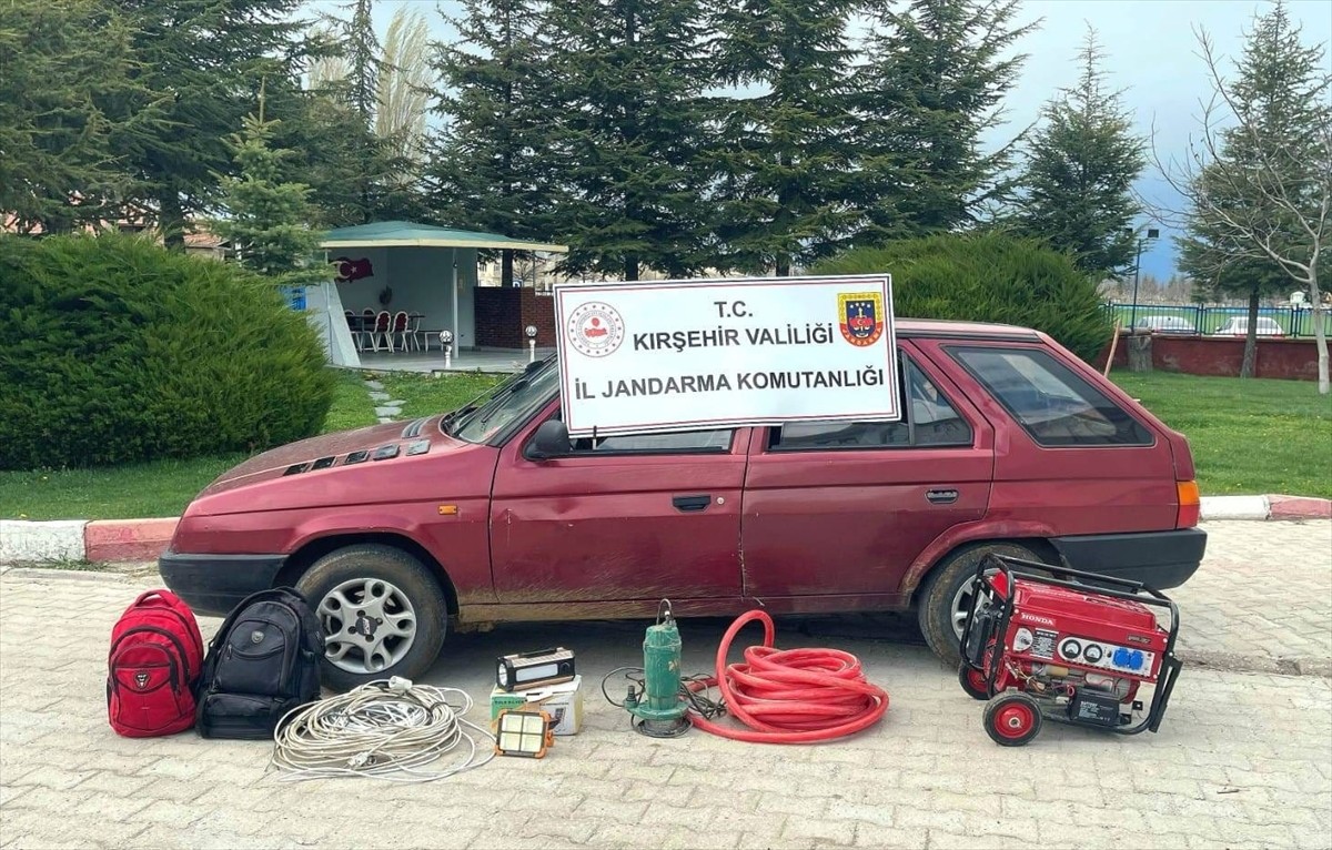 Kırşehir'in Kaman ilçesinde sit alanında kaçak kazı yapan 7 şüpheli, jandarma ekiplerince suçüstü...