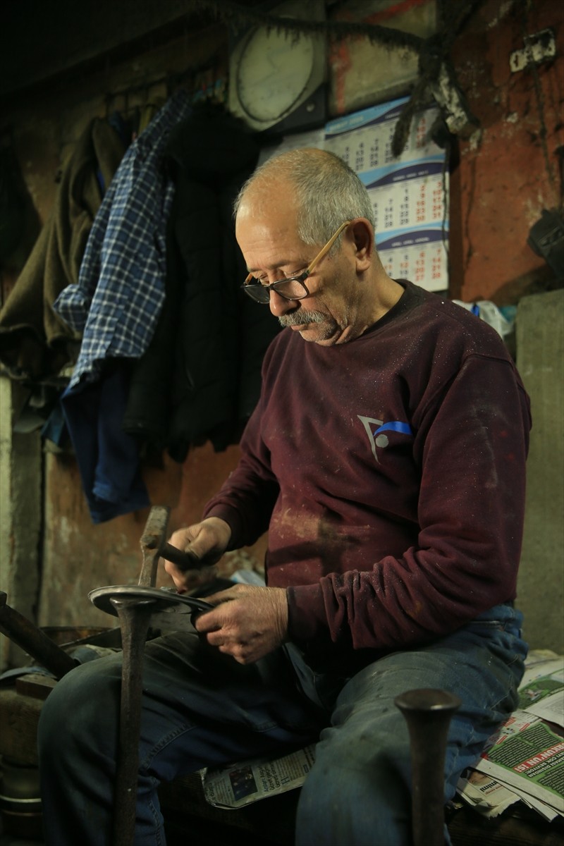 Kocaeli'de yaşayan 67 yaşındaki kalaycı ustası İlyas Baykal, unutulmaya yüz tutmuş mesleği...
