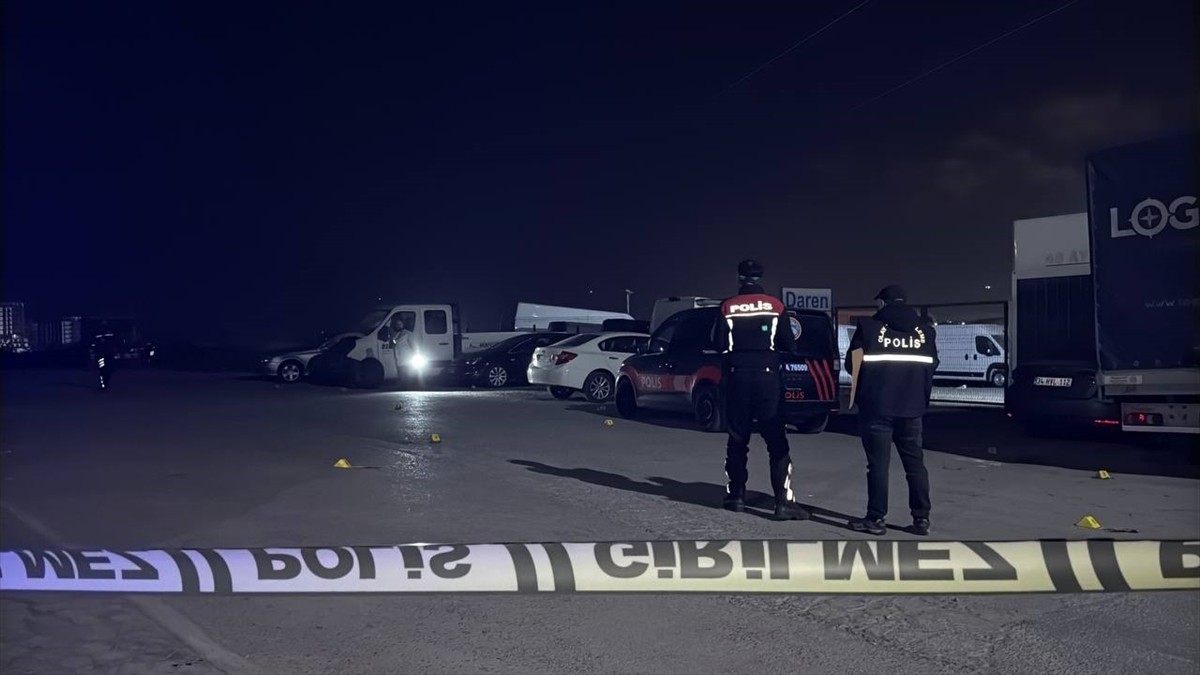 Kocaeli'nin Darıca ilçesinde iki grup arasında çıkan silahlı, bıçaklı ve sopalı kavgada 5 kişi...