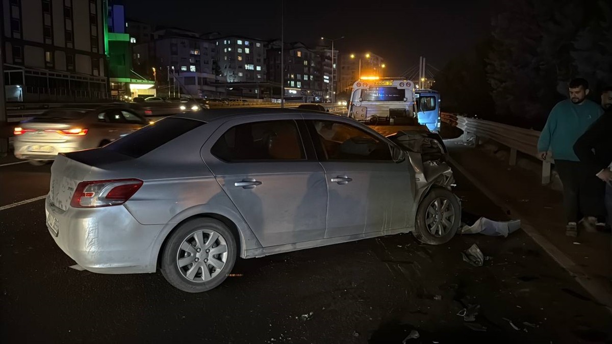 Kocaeli'nin Gebze ilçesinde otomobille minibüsün çarpıştığı kazada, 1'i ağır 2 kişi...