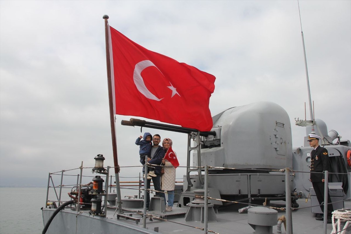 Kocaeli'nin İzmit ilçesinde 23 Nisan Ulusal Egemenlik ve Çocuk Bayramı dolayısıyla TCG Fırtına...