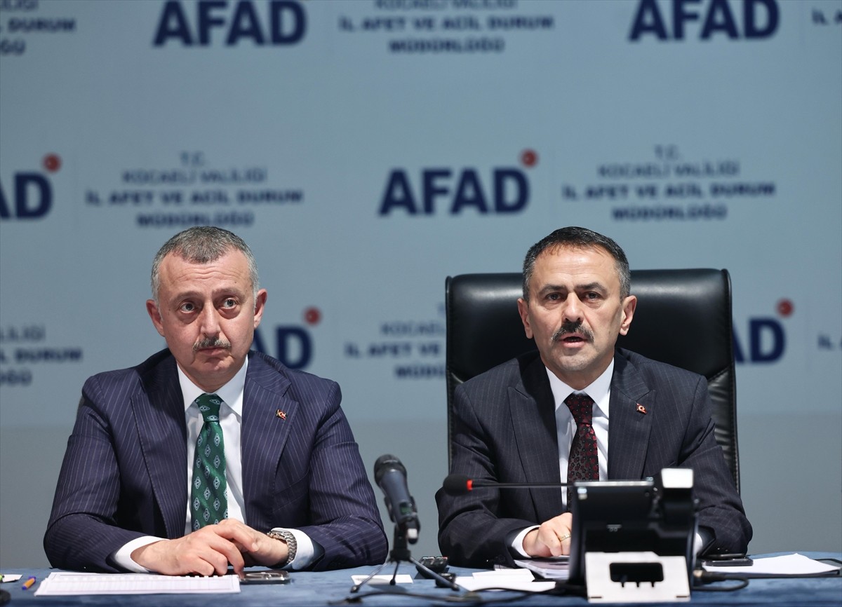 Kocaeli Valisi İlhami Aktaş (sağ 4), Büyükşehir Belediye Başkanı Tahir Büyükakın (sağ 5), Kocaeli...