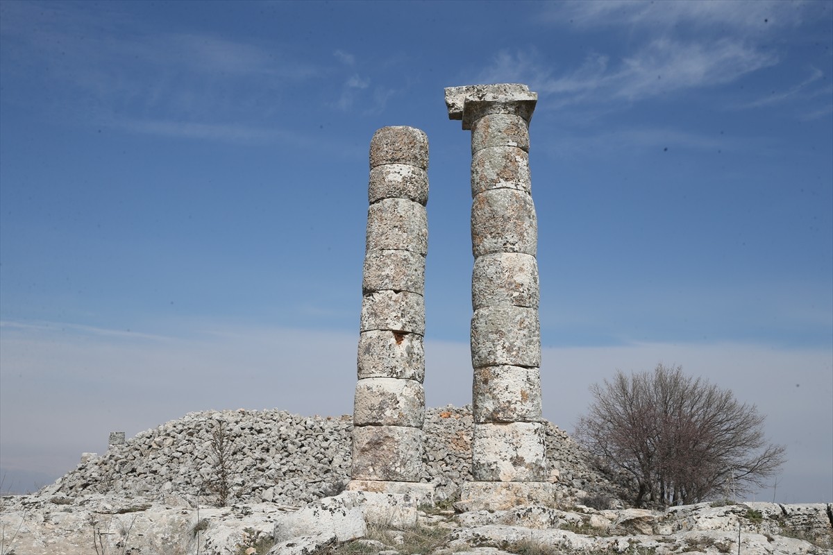 Kommagene Uygarlığı krallarından II. Mithridates'in Adıyaman'ın Besni ilçesindeki 2060 yıllık...