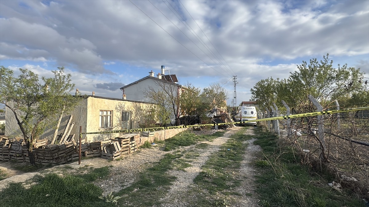 Konya'da eşini vurarak öldüren koca aynı silahla kendini vurarak yaşamına son verdi. Ekipler olay...