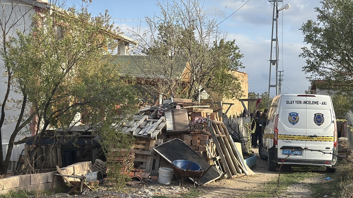 Konya'da eşini vurarak öldüren koca aynı silahla kendini vurarak yaşamına son verdi. Ekipler olay...