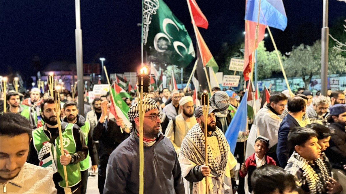 Konya'da, İsrail'in Gazze'ye yönelik saldırılarına tepki göstermek amacıyla "Gazze Ölüyor Ayağa...