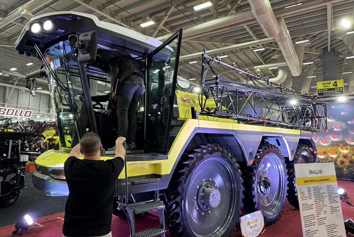 Konya'da tarım makineleri imal eden bir şirket tarafından üretilen "kendi yürür ilaçlama...