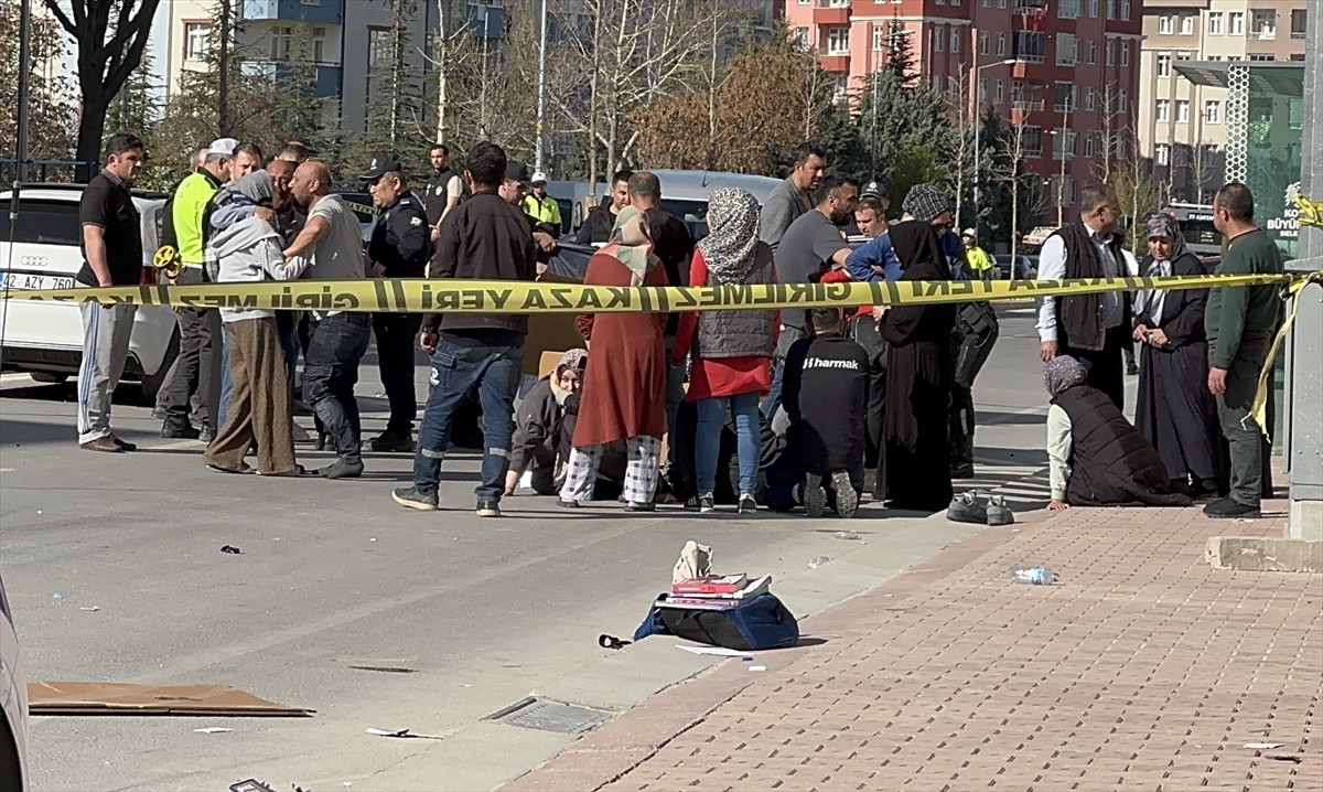 Konya'nın Karatay ilçesinde, otomobilin çarptığı 2 çocuktan biri hayatını kaybetti, diğeri ağır...