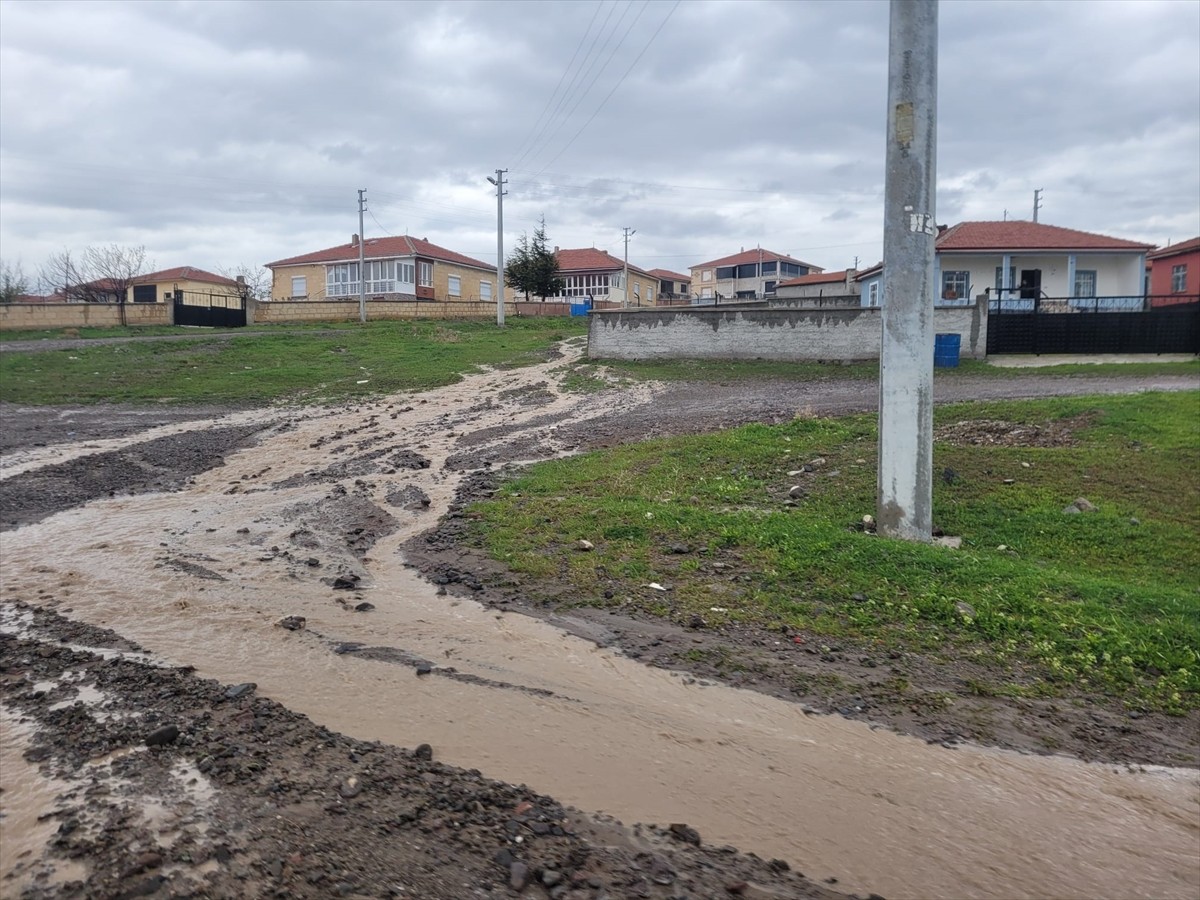 Konya'nın Kulu ilçesinde aniden bastıran sağanak hayatı olumsuz etkiledi.