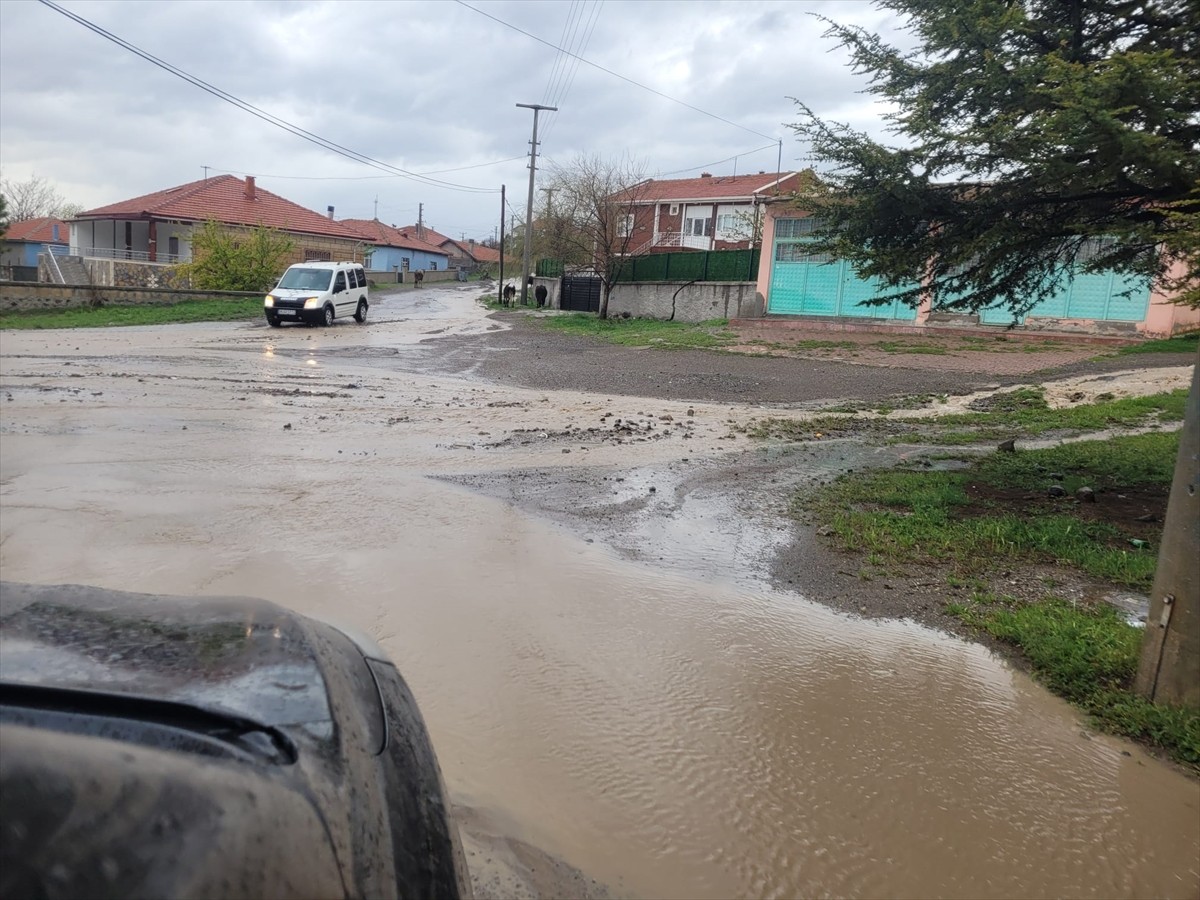 Konya'nın Kulu ilçesinde aniden bastıran sağanak hayatı olumsuz etkiledi.