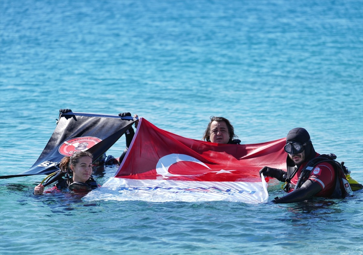 Konyaaltı Belediyesi, Suda Arama ve Kurtarma Derneği (SKUT) ekipleri ile Konyaaltı Sahili'nde...