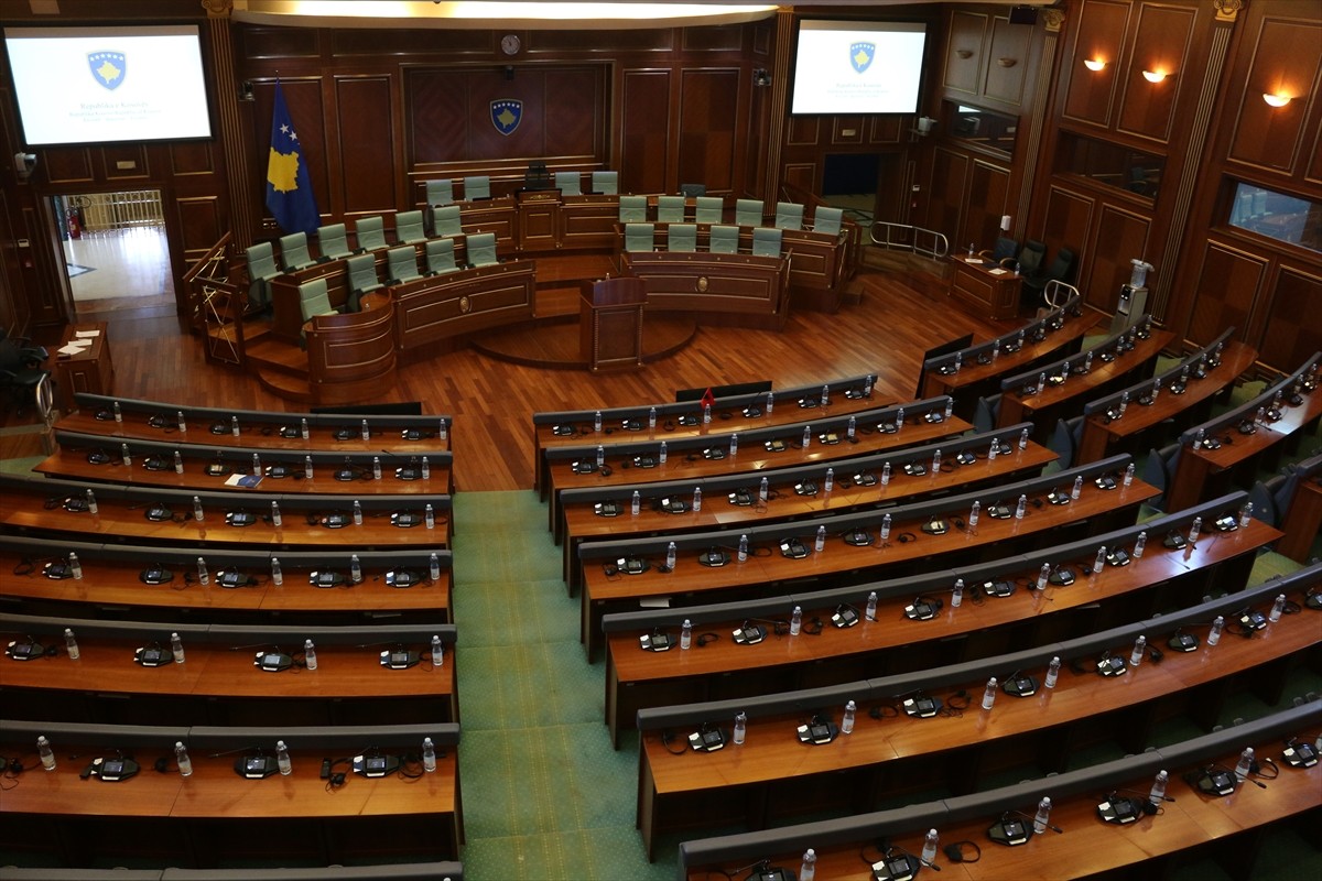 Kosova'da 9 Şubat'taki genel seçimin ardından 9. dönem milletvekillerinin yemin ettiği Genel Kurul...