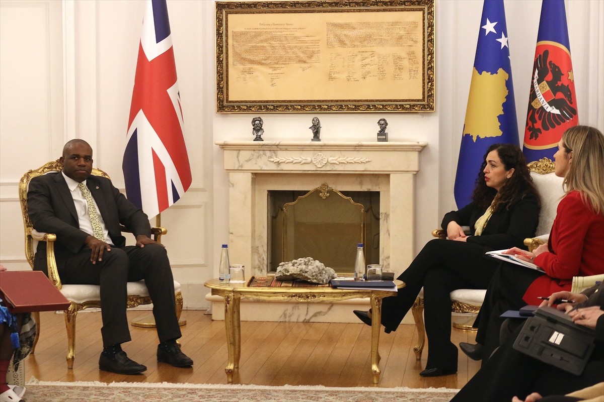 Kosova Cumhurbaşkanı Vjosa Osmani (sağda), Kosova'nın başkenti Priştine'de İngiltere Dışişleri...