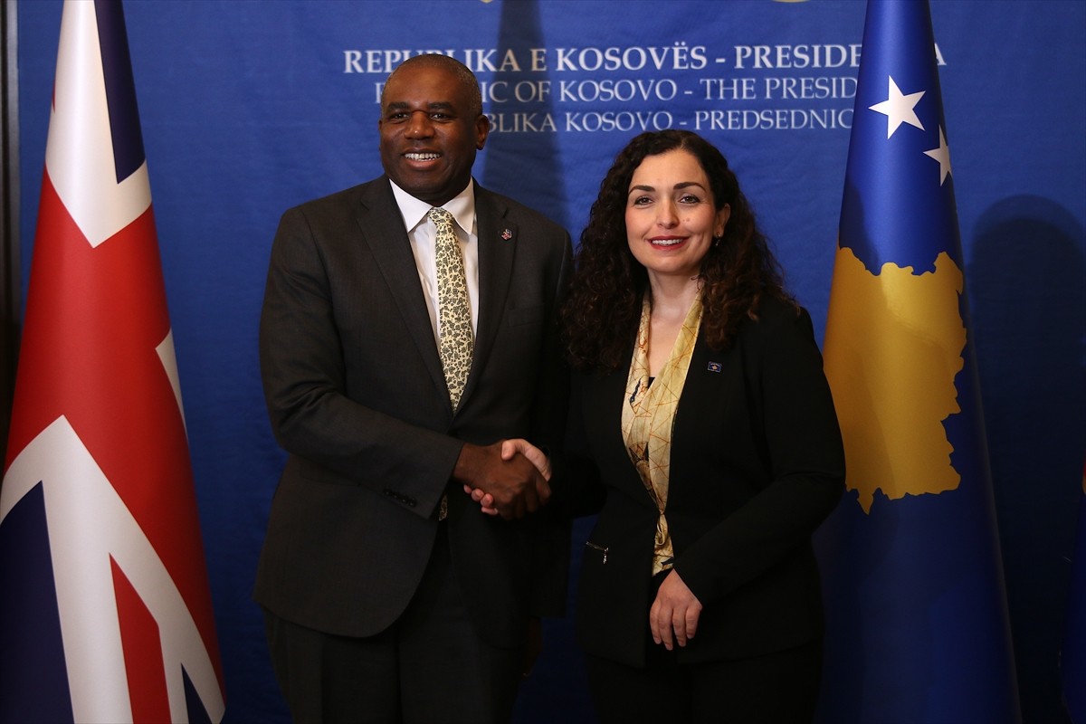 Kosova Cumhurbaşkanı Vjosa Osmani (sağda), Kosova'nın başkenti Priştine'de İngiltere Dışişleri...