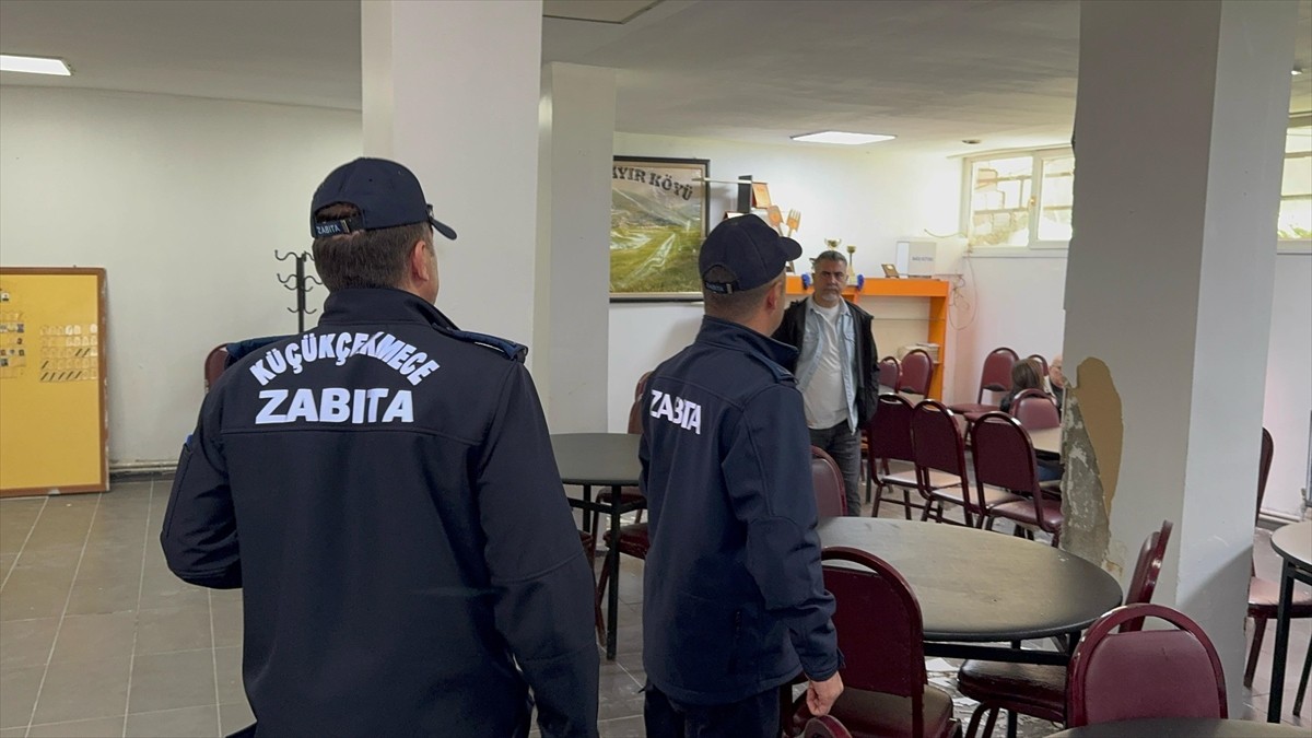 Küçükçekmece'de, 23 Nisan'da meydana gelen 6,2'lik depremde kolonları hasar gören binanın bodrum...