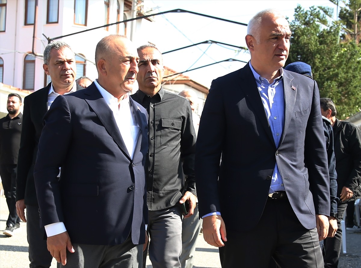 Kültür ve Turizm Bakanı Mehmet Nuri Ersoy (sağda), babası vefat eden eski Dışişleri Bakanı ve AK...