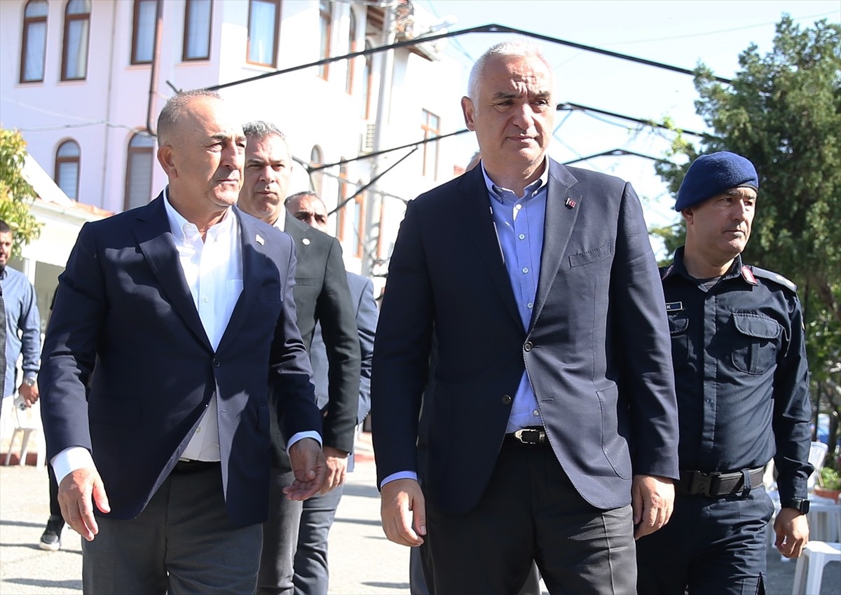 Kültür ve Turizm Bakanı Mehmet Nuri Ersoy (sağda), babası vefat eden eski Dışişleri Bakanı ve AK...