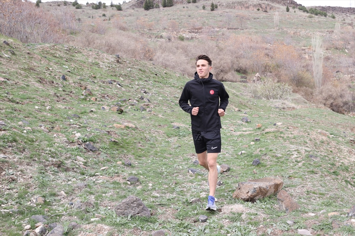 Kulüpler Süper Lig Kros Türkiye Şampiyonası'nda çıkan ayakkabısına rağmen koşuyu yalın ayak...