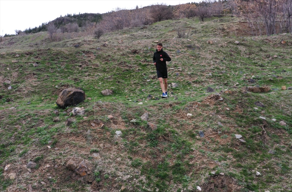 Kulüpler Süper Lig Kros Türkiye Şampiyonası'nda çıkan ayakkabısına rağmen koşuyu yalın ayak...