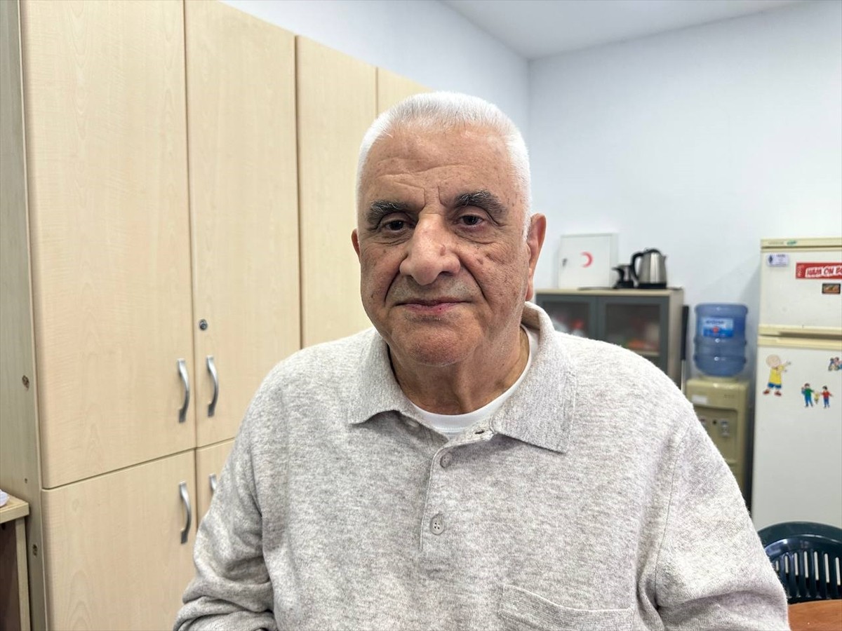 Kurdukları bağlantılarla dünyanın dört bir yanındaki telsizcilerle hobi amaçlı iletişim kuran...