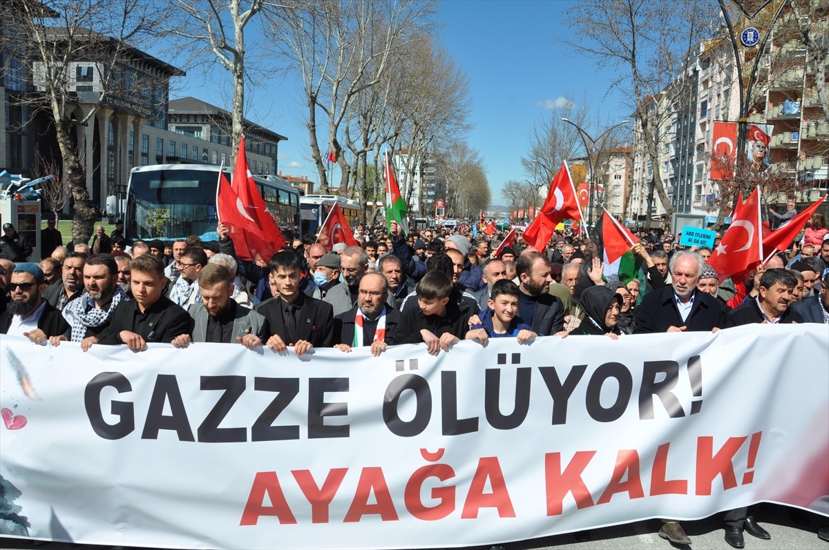 Kütahya'da düzenlenen Gazze'ye destek yürüyüşü ile İsrail'in saldırıları protesto edildi....