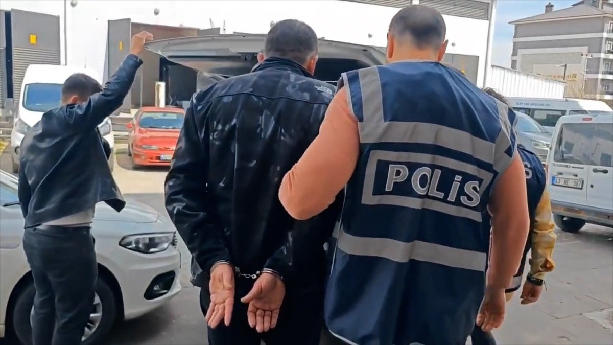 Kütahya'da hakkında "karşılıksız çek vermek" suçundan kesinleşmiş 54 yıl 4 ay hapis cezası bulunan...