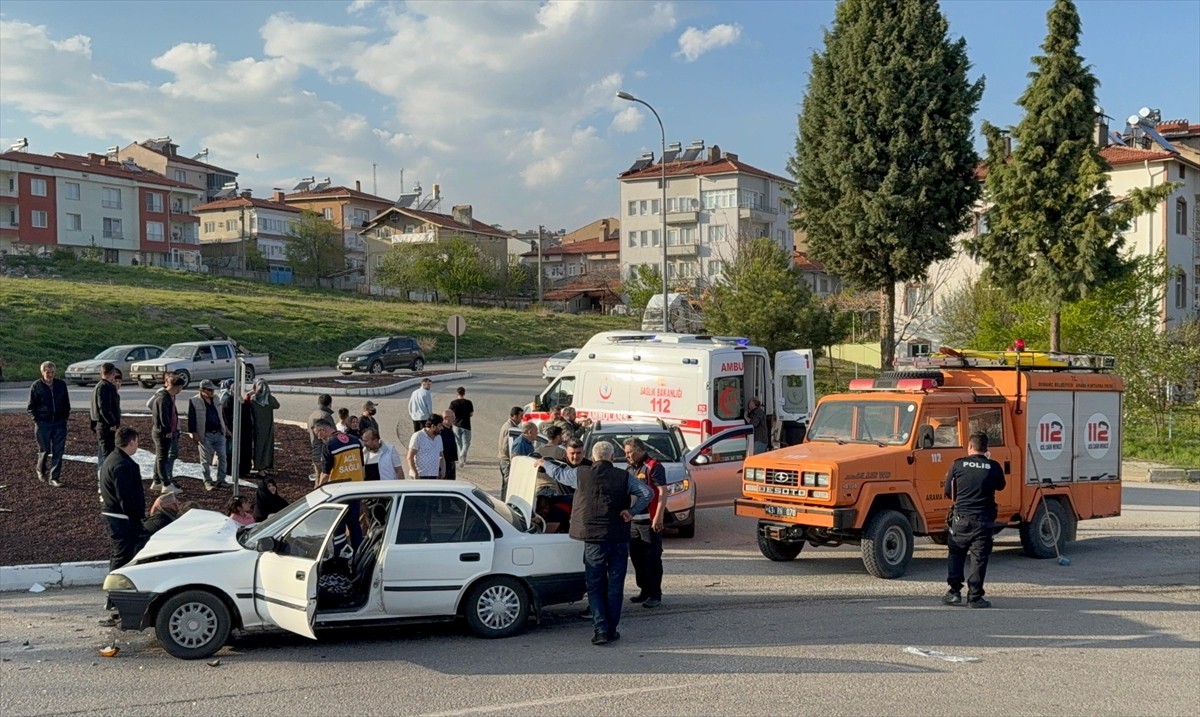 Kütahya'nın Domaniç ilçesinde iki otomobilin çarpıştığı kazada 7 kişi yaralandı.