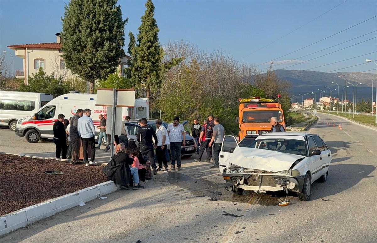 Kütahya'nın Domaniç ilçesinde iki otomobilin çarpıştığı kazada 7 kişi yaralandı.