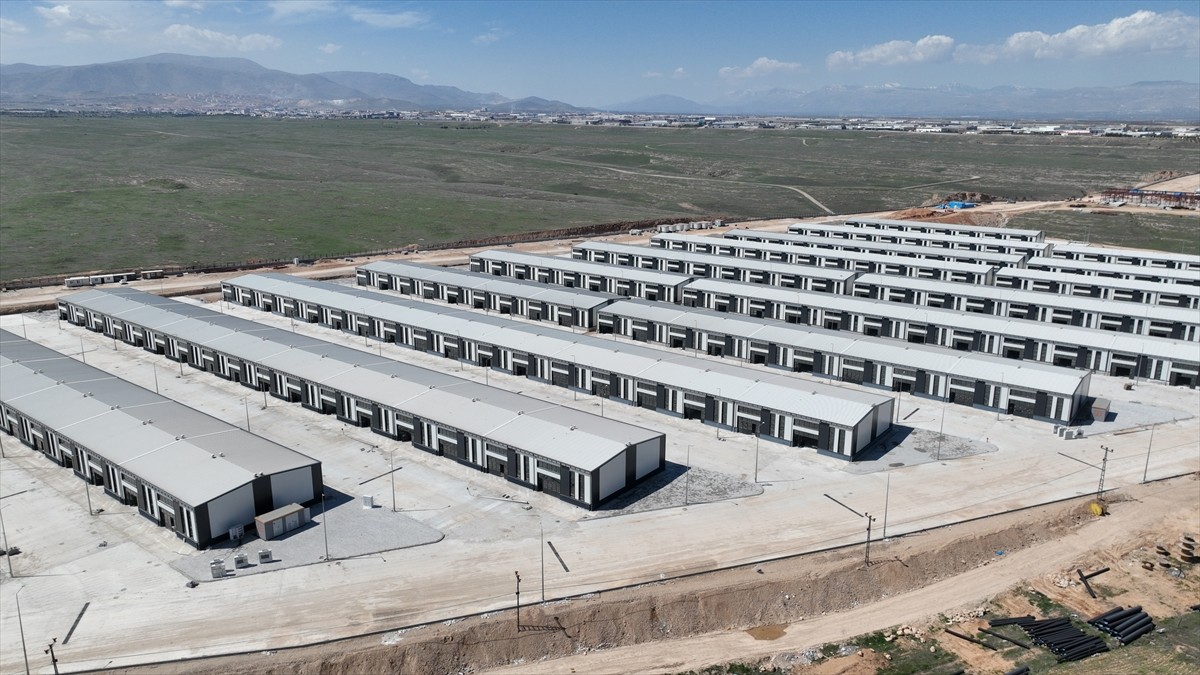 Malatya'da, 6 Şubat 2023'te meydana gelen Kahramanmaraş merkezli depremlerde iş yerleri yıkılan...