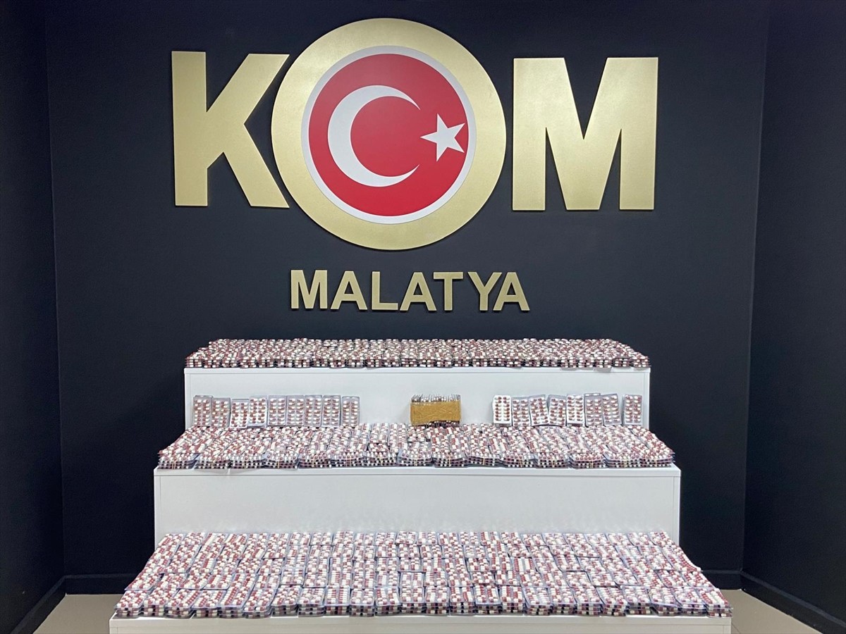 Malatya'da düzenlenen uyuşturucu operasyonunda 21 bin 672 sentetik ecza hapı ele geçirildi, 3...