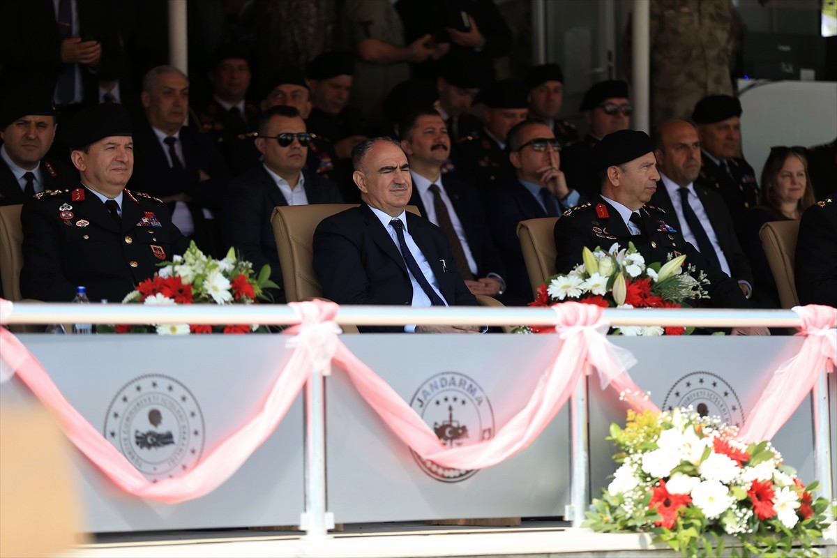 Manisa'da komando eğitimini tamamlayan 1761 uzman erbaş için mezuniyet töreni düzenlendi. Kırkağaç...