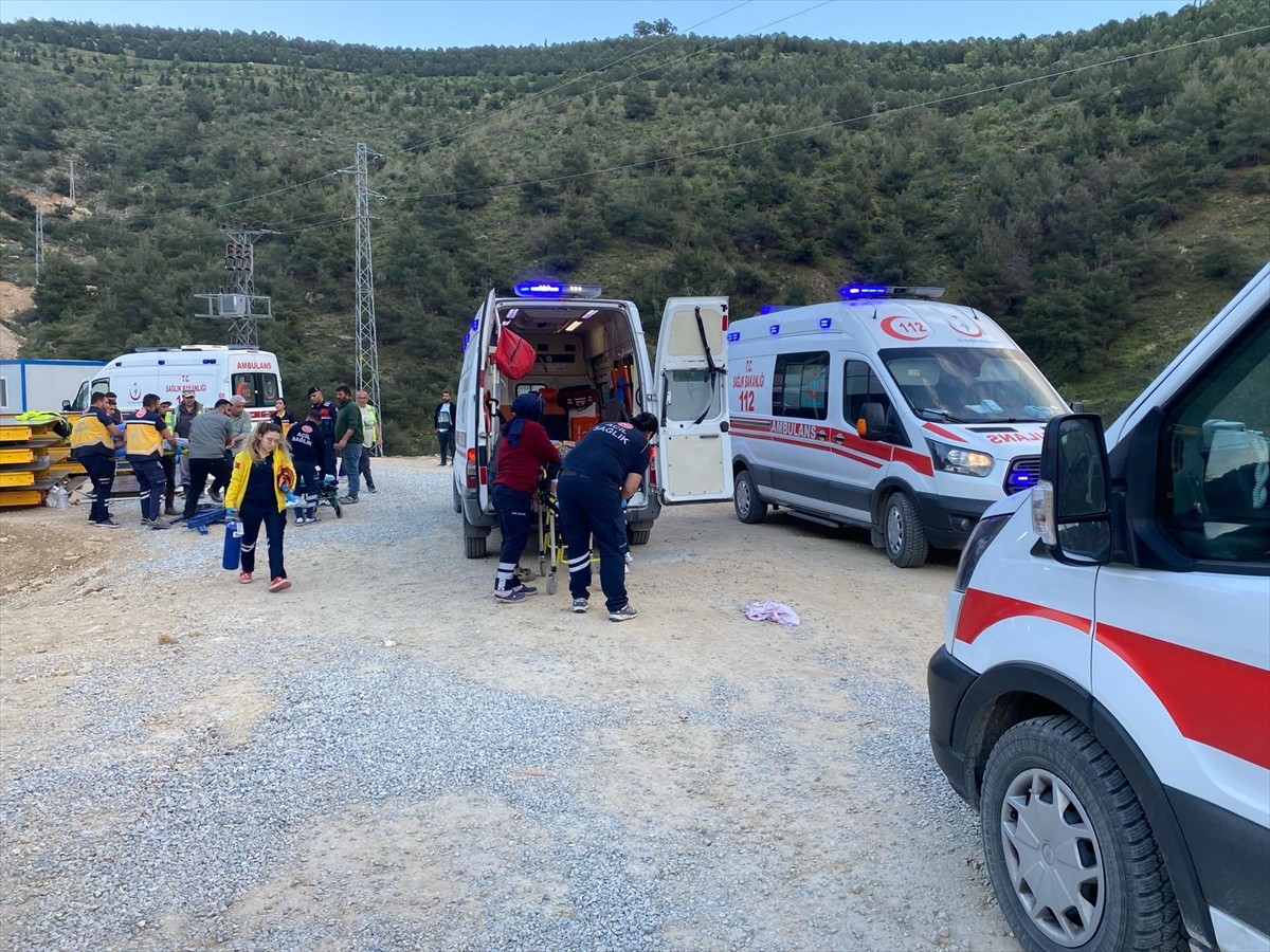 Manisa'nın Alaşehir ilçesinde bir viyadük inşaatında meydana gelen çökme sonucu 9 işçi yaralandı....