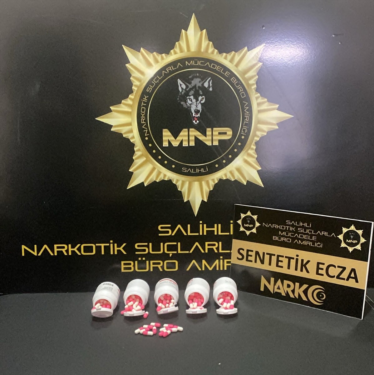 Manisa'nın Salihli ilçesinde düzenlenen uyuşturucu operasyonunda 267 sentetik ecza ele geçirildi....