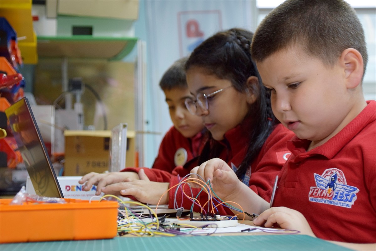 Manisa'nın Turgutlu ilçesinde 7 yaşındaki Gökalp Sayan ve Yağız Alp İnesi ile 10 yaşındaki Gülse...