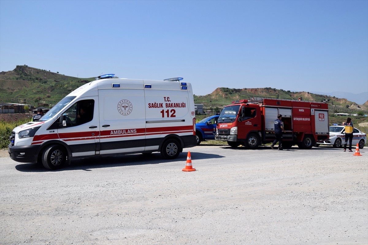 Manisa'nın Turgutlu ilçesinde iki otomobilin çarpıştığı kazada biri çocuk 4 kişi yaralandı. Kaza...