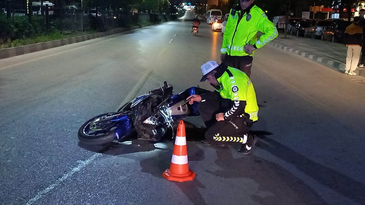 Manisa'nın Yunusemre ilçesinde refüjdeki demir korkuluğa çarparak devrilen motosikletteki 1 kişi...