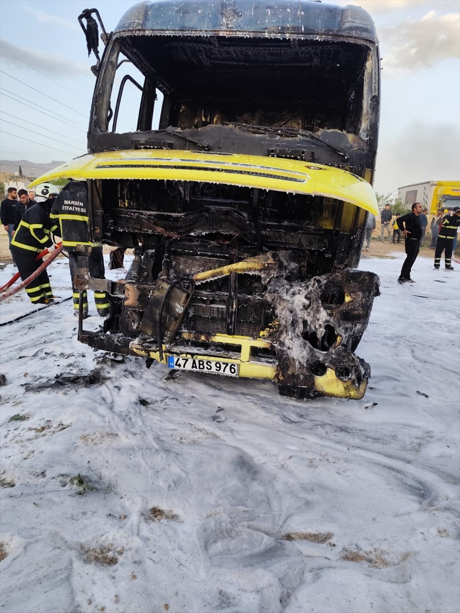 Mardin'in Artuklu ilçesinde park halindeki iki tır yandı. Yangın itfaiye ekiplerince söndürüldü...
