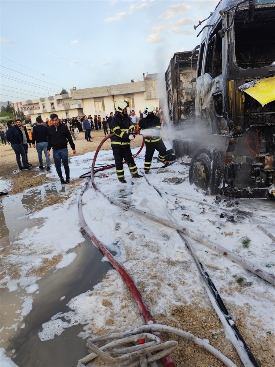 Mardin'in Artuklu ilçesinde park halindeki iki tır yandı. Yangın itfaiye ekiplerince söndürüldü...