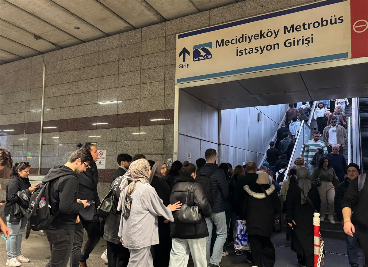 Mecidiyeköy metrobüs durağında yürüyen merdivenin arızalanması yoğunluğa neden oldu.
