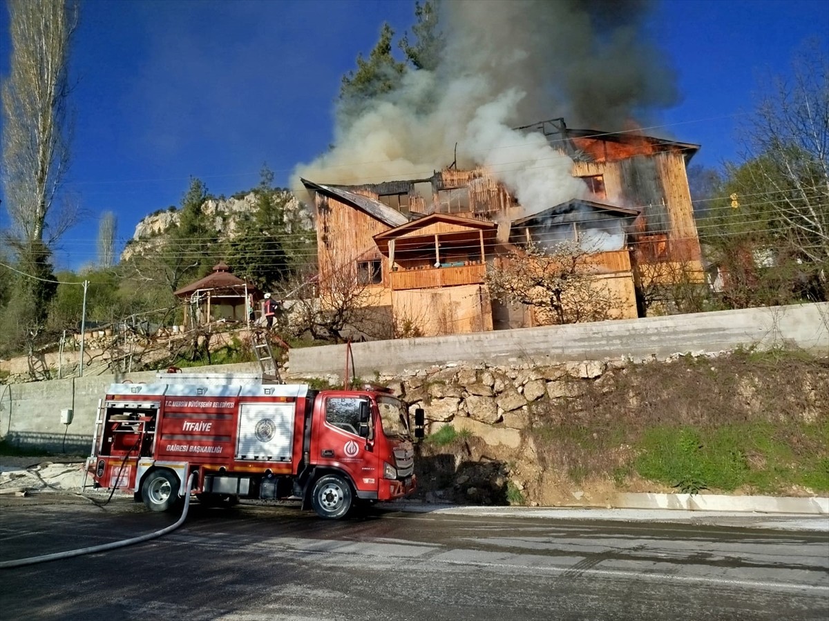 Mersin'de Çamlıyayla ilçesinde yangın çıkan ahşap evde dumandan etkilenen 1 kişi hastaneye...