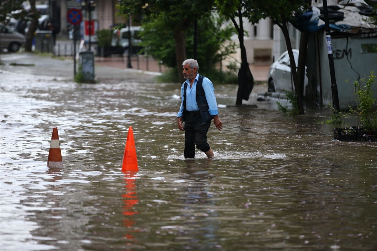 Mersin'de sabah saatlerinde etkili olan sağanak nedeniyle araç sürücüleri trafikte ilerlemekte...