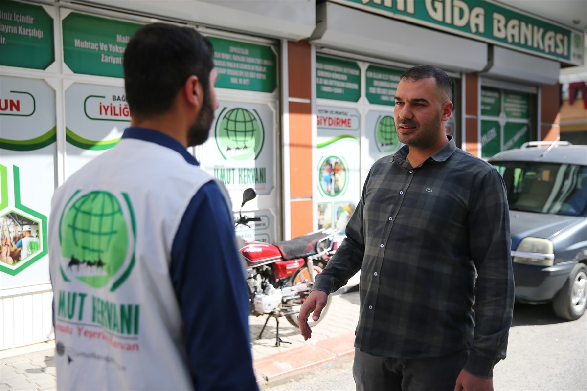 Mersin'de yaşayan iki hayırsever, araçlarını Gazzelilere destek olmak için bağışladı. 